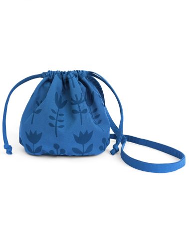 bolso saco en azul con estampado de flores silvestres